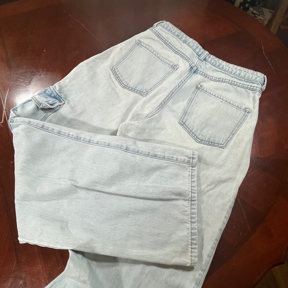 Forever 21 High Rise Wide Leg Cargo Jeans Womens Size 28 Light Wash Stain GUC